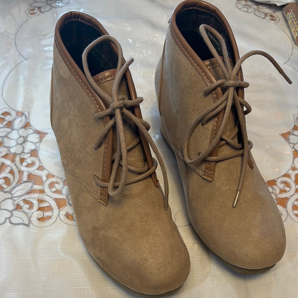 Women's Tan Lace-Up Ankle Boots